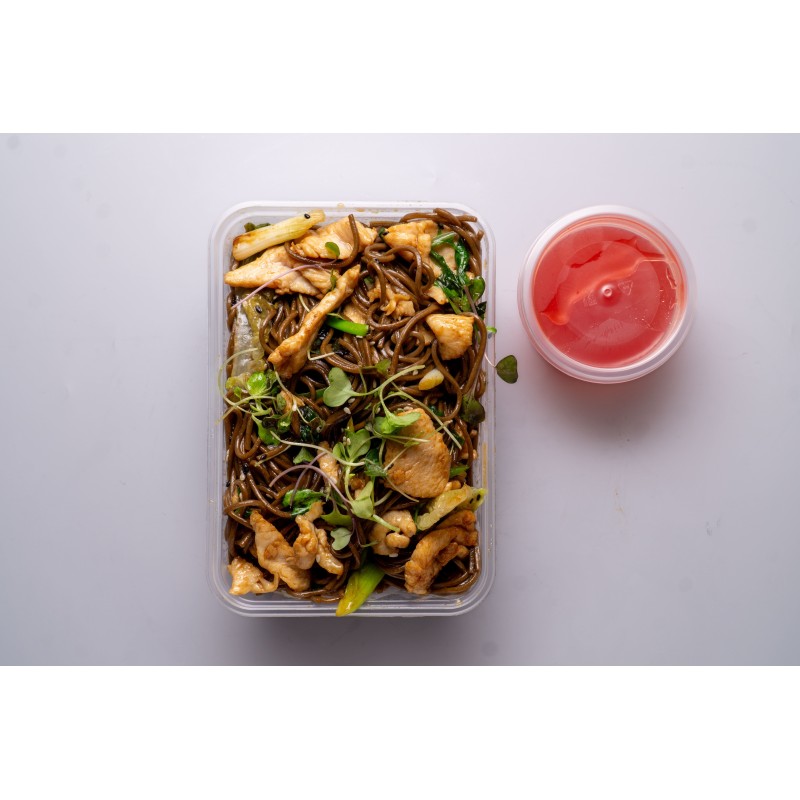 38 -Yakisoba con pollo y verduras en salsa Teriyaki